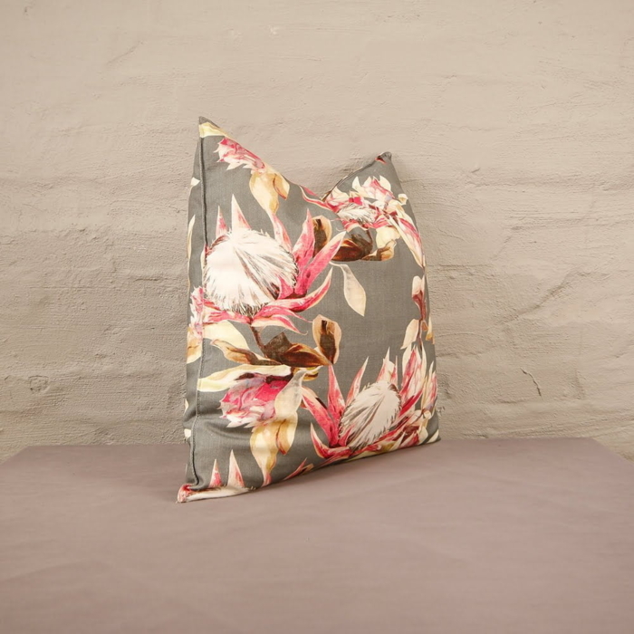 Scatter 60 x 60 Protea