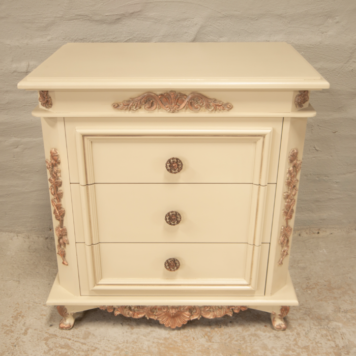 Large pedestals in country grey