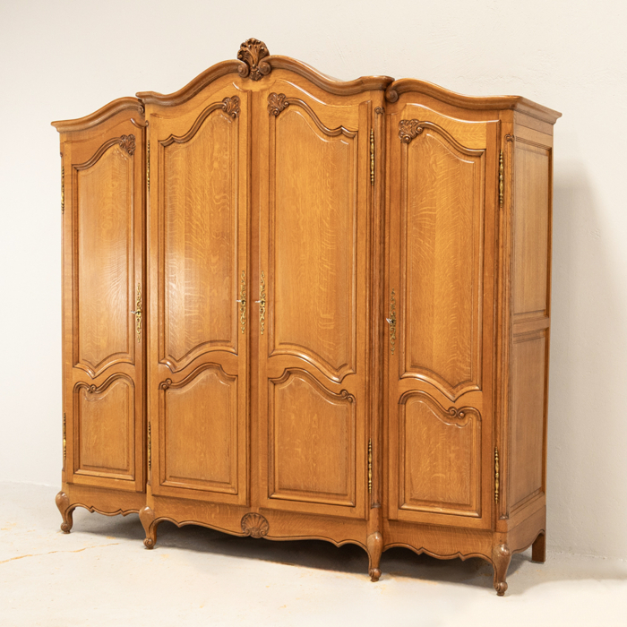 Continental Oak Four Door Cupboard - Image 2