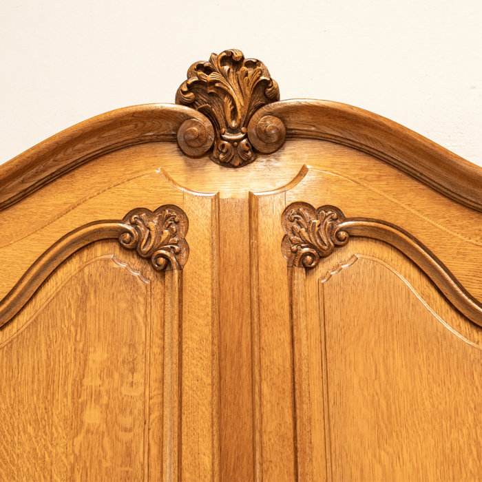 Continental Oak Four Door Cupboard - Image 4
