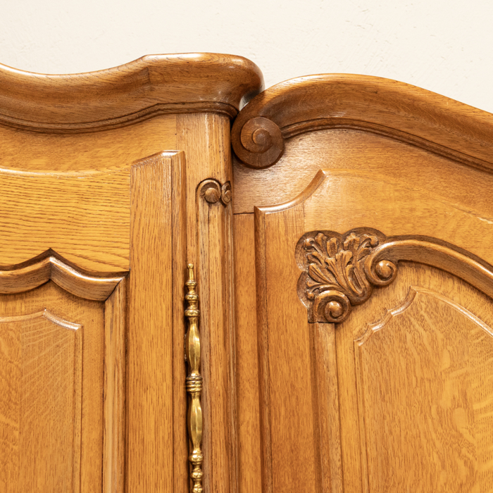 Continental Oak Four Door Cupboard - Image 6