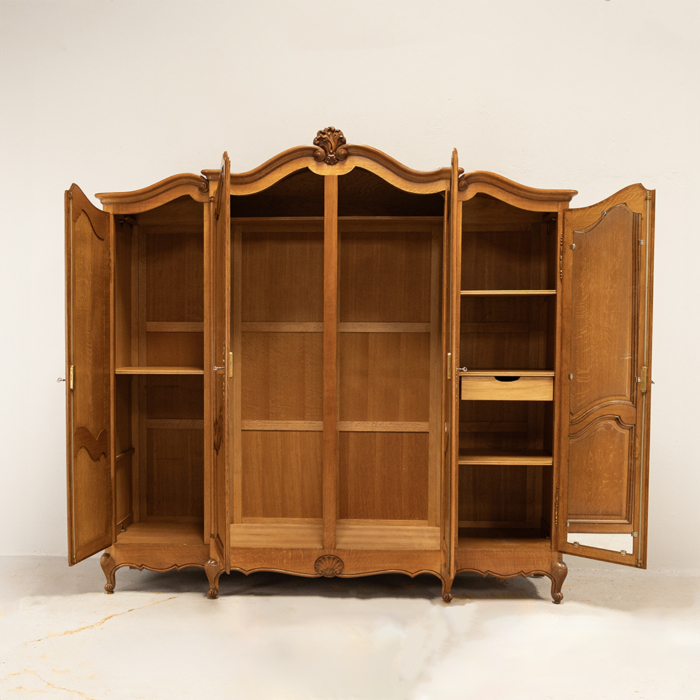 Continental Oak Four Door Cupboard - Image 3