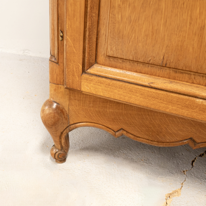 Continental Oak Four Door Cupboard - Image 8