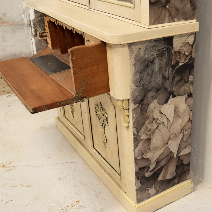 Regal Floral Display Cabinet - Image 8