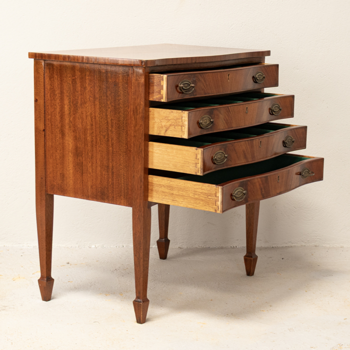 Mahogany Serpentine Chest of Drawers - Image 3