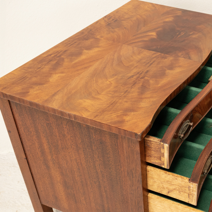 Mahogany Serpentine Chest of Drawers - Image 5